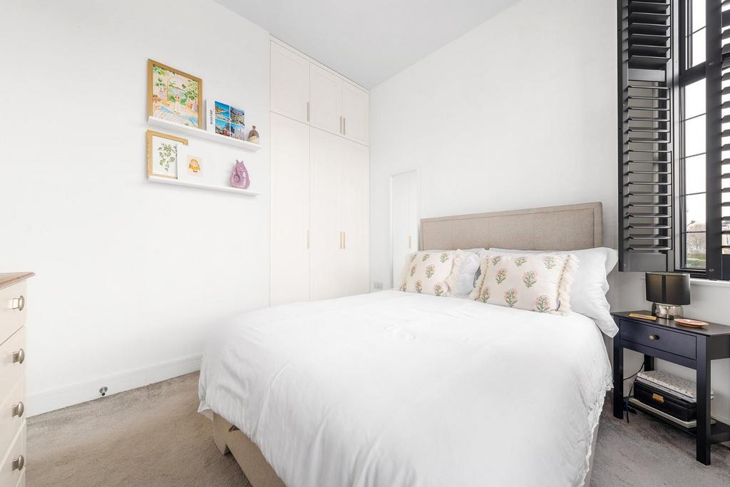 Bedroom 1 (3).JPG