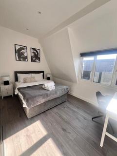 3 bedroom flat to rent, Woodside Park Road, London