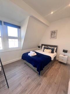 3 bedroom flat to rent, Woodside Park Road, London