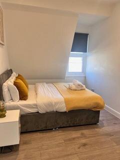 3 bedroom flat to rent, Woodside Park Road, London