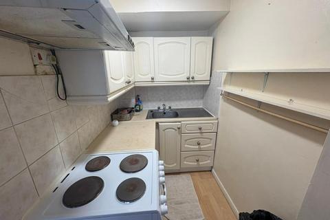 Studio to rent, Windsor Road, Ealing