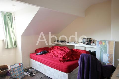 3 bedroom house to rent, Autumn Place, Hyde Park, Leeds