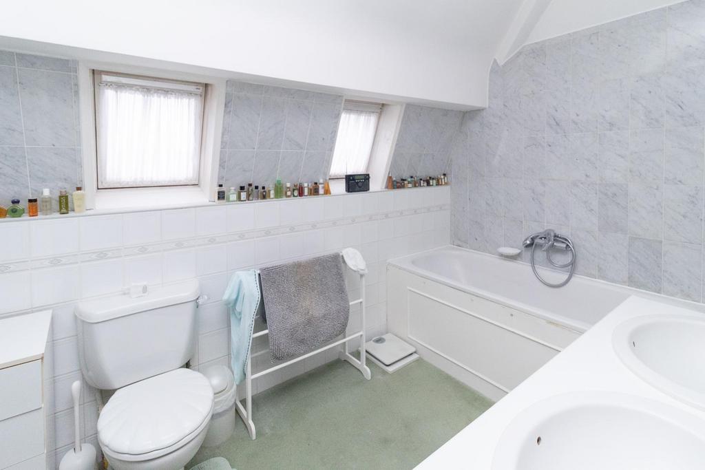 14 Hillside Gardens En-Suite.jpg
