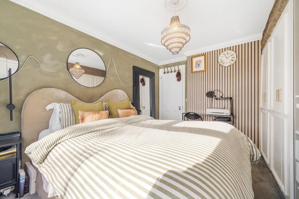 Bedroom 1 (2).JPG