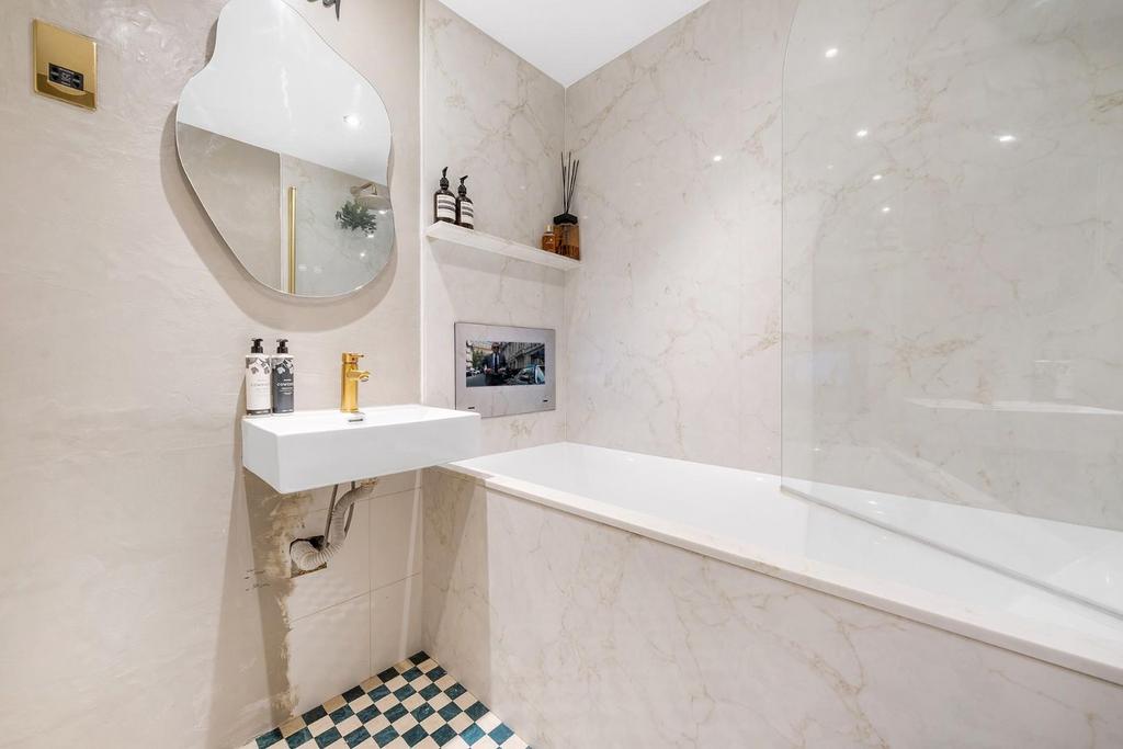Bathroom (2).JPG