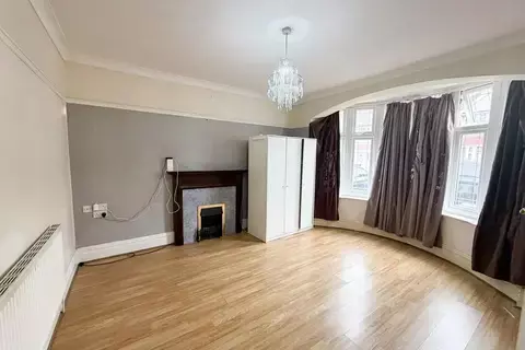 4 bedroom terraced house to rent, Broadhurst Avenue, Ilford IG3
