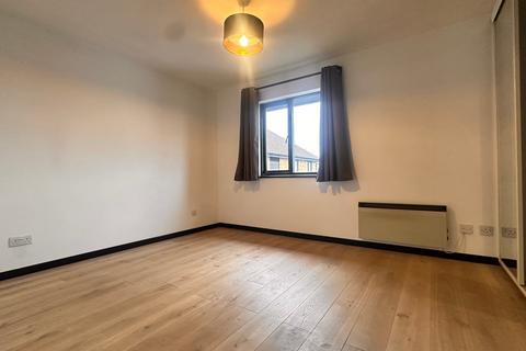1 bedroom flat to rent, Deerhurst Close, Feltham, TW13