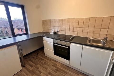 1 bedroom flat to rent, Deerhurst Close, Feltham, TW13