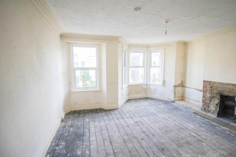2 bedroom apartment for sale, South Ward*Large Lounge*Two Double Bedrooms*Vacant*Close to Amenities & Beach*Updating Required*