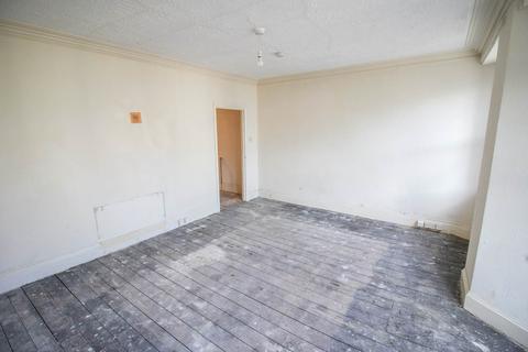 2 bedroom apartment for sale, South Ward*Large Lounge*Two Double Bedrooms*Vacant*Close to Amenities & Beach*Updating Required*