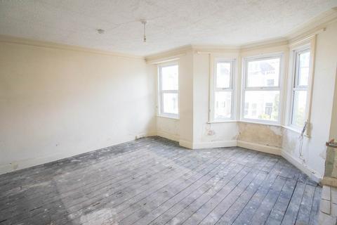 2 bedroom apartment for sale, South Ward*Large Lounge*Two Double Bedrooms*Vacant*Close to Amenities & Beach*Updating Required*