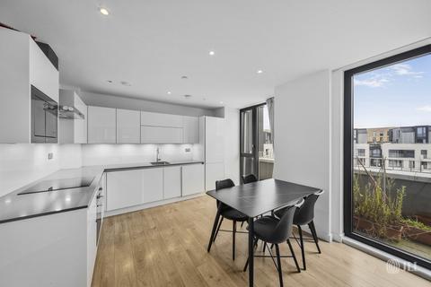 3 bedroom flat to rent, Langham House, London E15