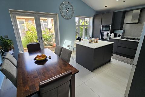 1 bedroom in a house share to rent, Wingfield Way, Ruislip HA4
