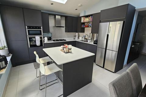 1 bedroom in a house share to rent, Wingfield Way, Ruislip HA4