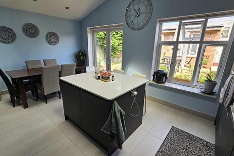 1 bedroom in a house share to rent, Wingfield Way, Ruislip HA4