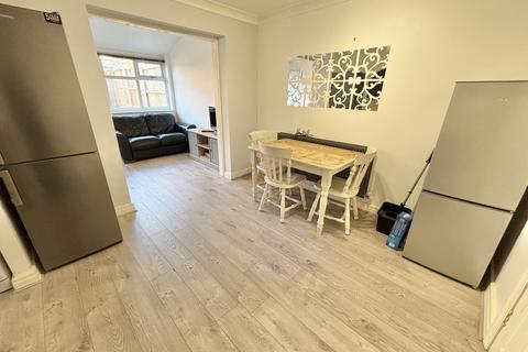5 bedroom townhouse for sale, Sandpiper Close, Herons Reach FY3