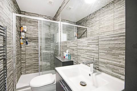3 bedroom maisonette to rent, The Vale, Cricklewood, London, NW11