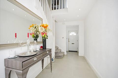 3 bedroom maisonette to rent, The Vale, Cricklewood, London, NW11