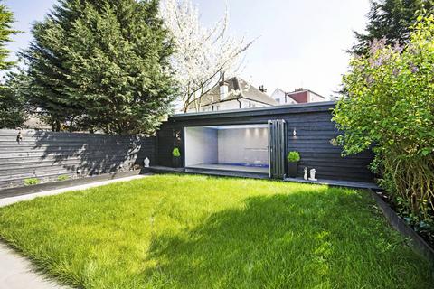 3 bedroom maisonette to rent, The Vale, Cricklewood, London, NW11