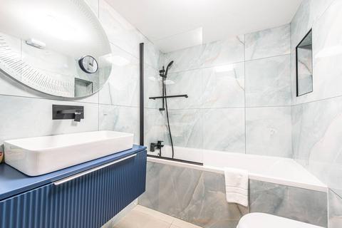 3 bedroom maisonette to rent, The Vale, Cricklewood, London, NW11