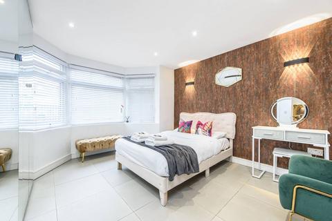 3 bedroom maisonette to rent, The Vale, Cricklewood, London, NW11