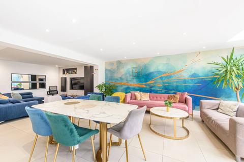 The Vale, Cricklewood, London, NW11