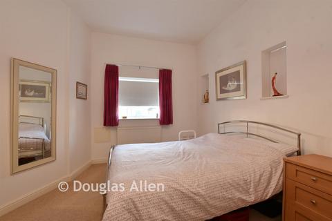 2 bedroom ground floor maisonette for sale, Carnforth House, Hornchurch RM12