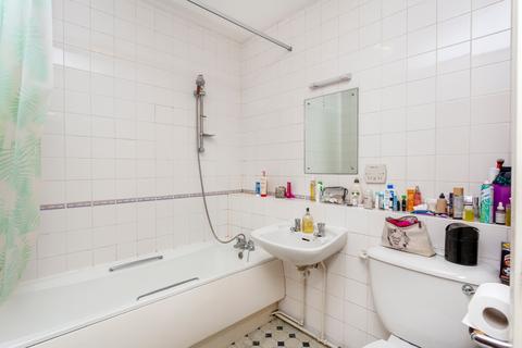 Studio to rent, Belgravia Court, 33 Ebury Street, London, SW1W