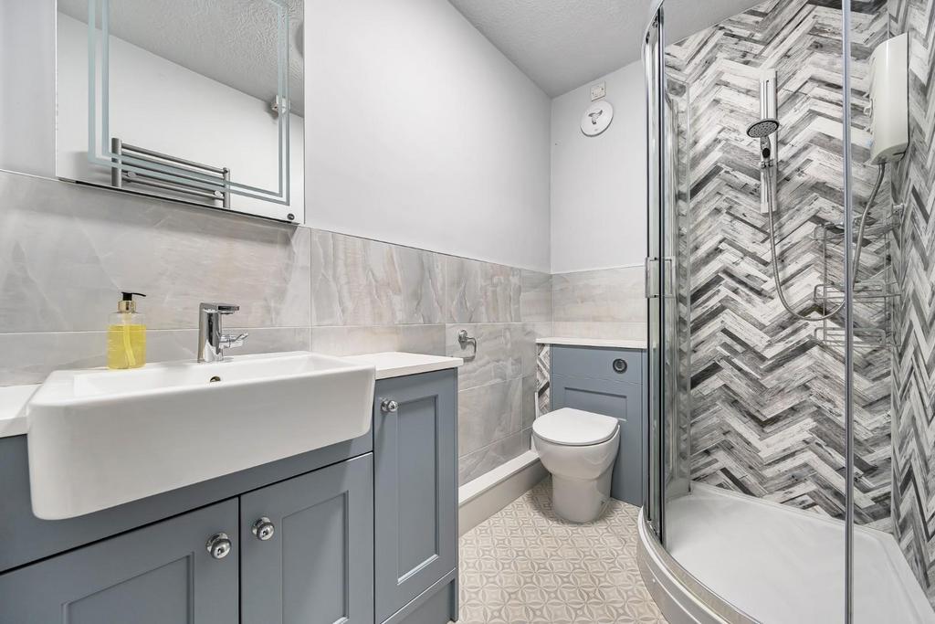 Bedroom 1 ensuite.jpg