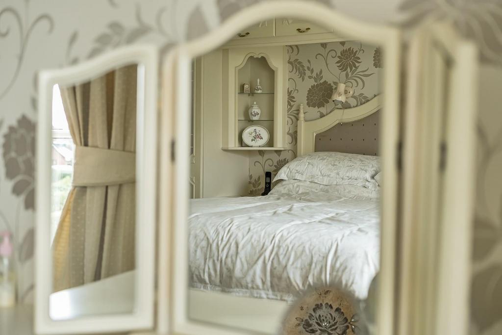 Bedroom mirror detail.jpg