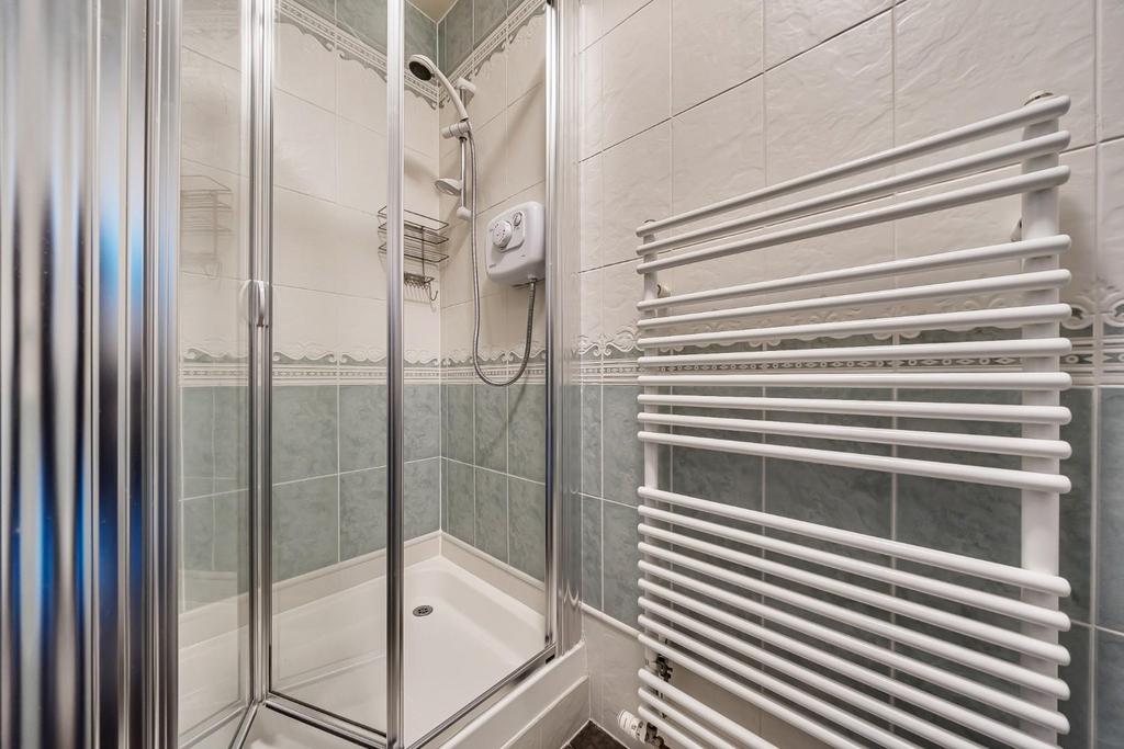 Bedroom 2 ensuite.jpg