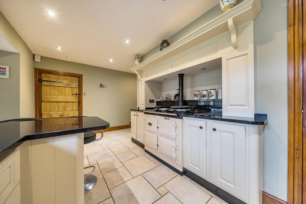 Kitchen 2.jpg