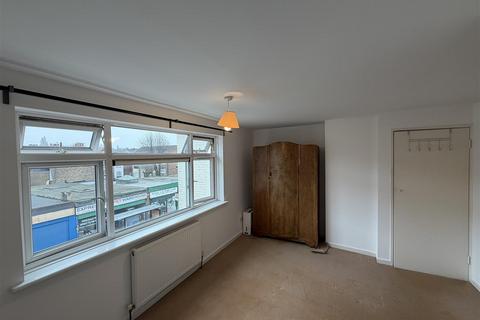 2 bedroom maisonette to rent, Wood Street, London