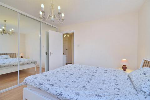 1 bedroom flat to rent, Leeward Court, Asher Way, London, E1W.