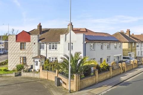 3 bedroom semi-detached house to rent, Fencepiece Road, Ilford