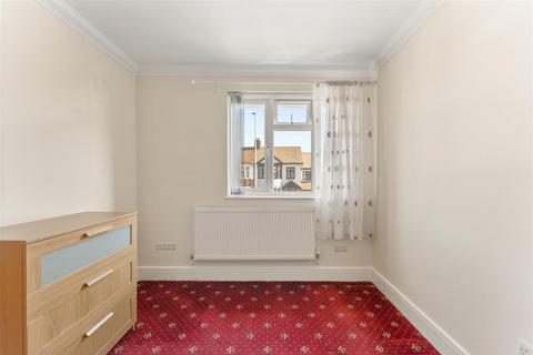 3 bedroom semi-detached house to rent, Fencepiece Road, Ilford