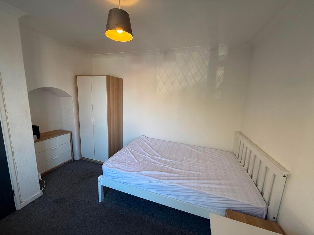 Bright, simply furnished double bedroom with a ...