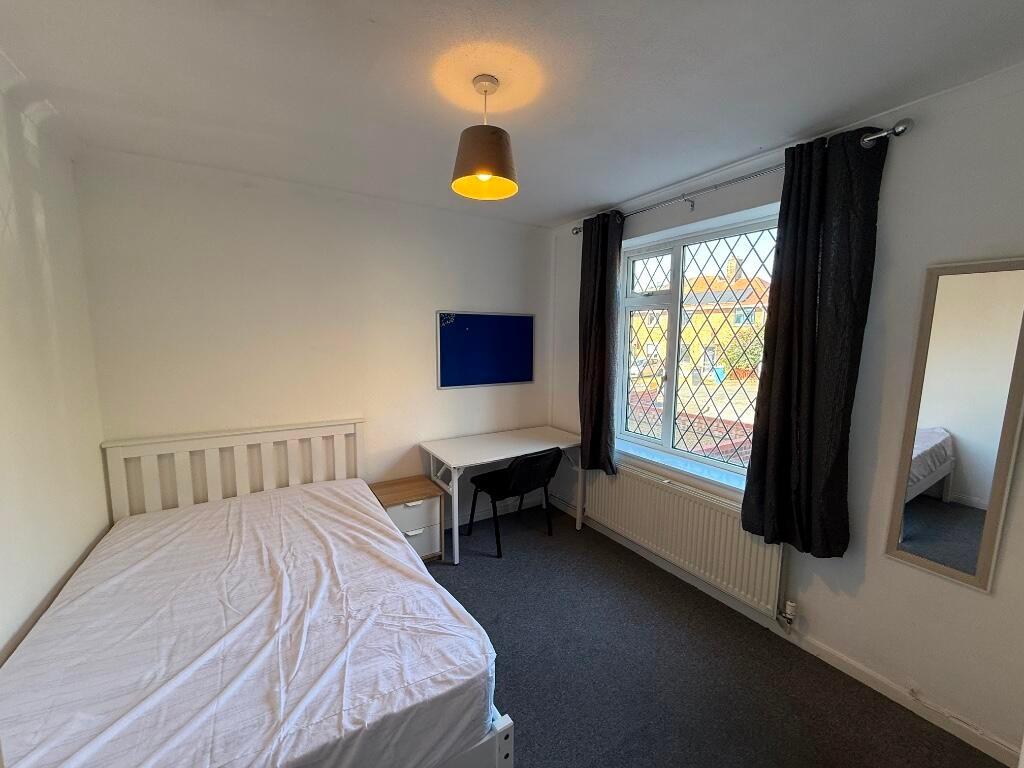 Bright, neatly presented double bedroom with a ...