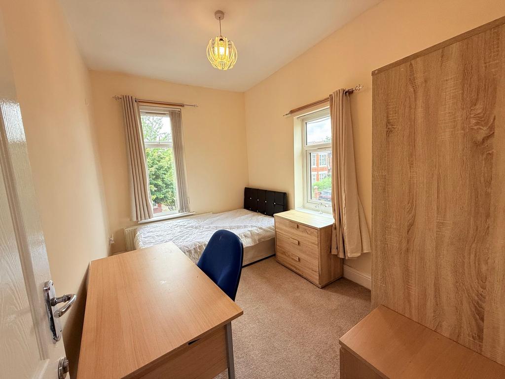Bright, neutrally decorated single bedroom with...