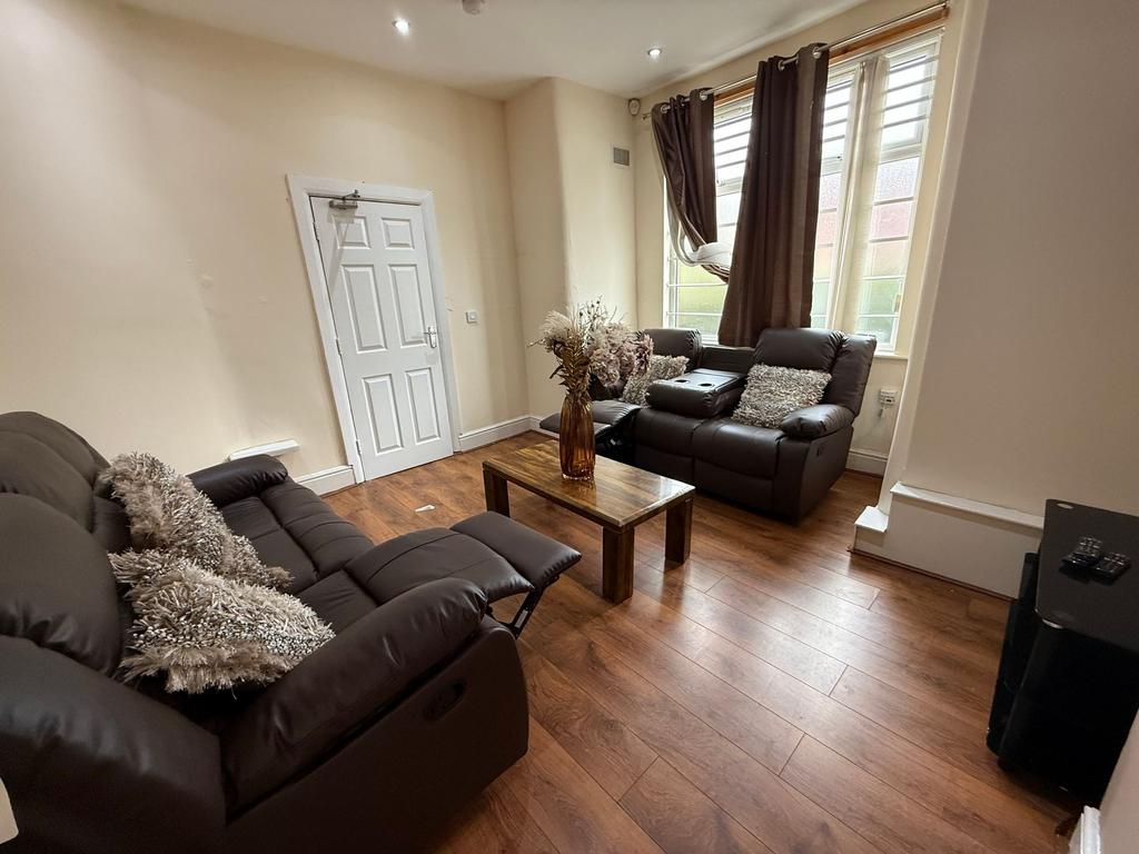 Bright, neatly presented living room with two c...