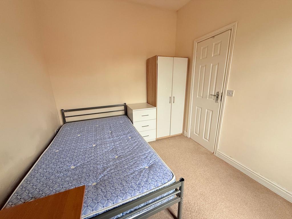 Bright, simply furnished double bedroom with a ...