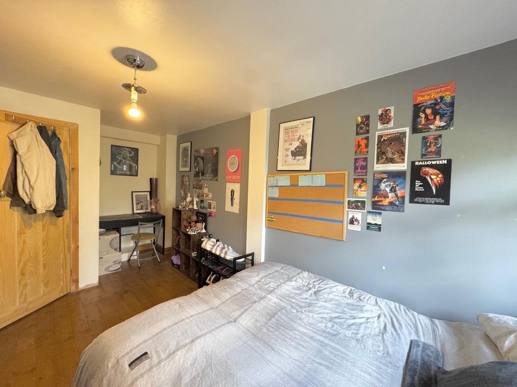 Ground floor bed 5/ family room