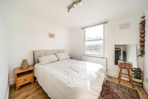 2 bedroom flat for sale, Birnam Road, London N4