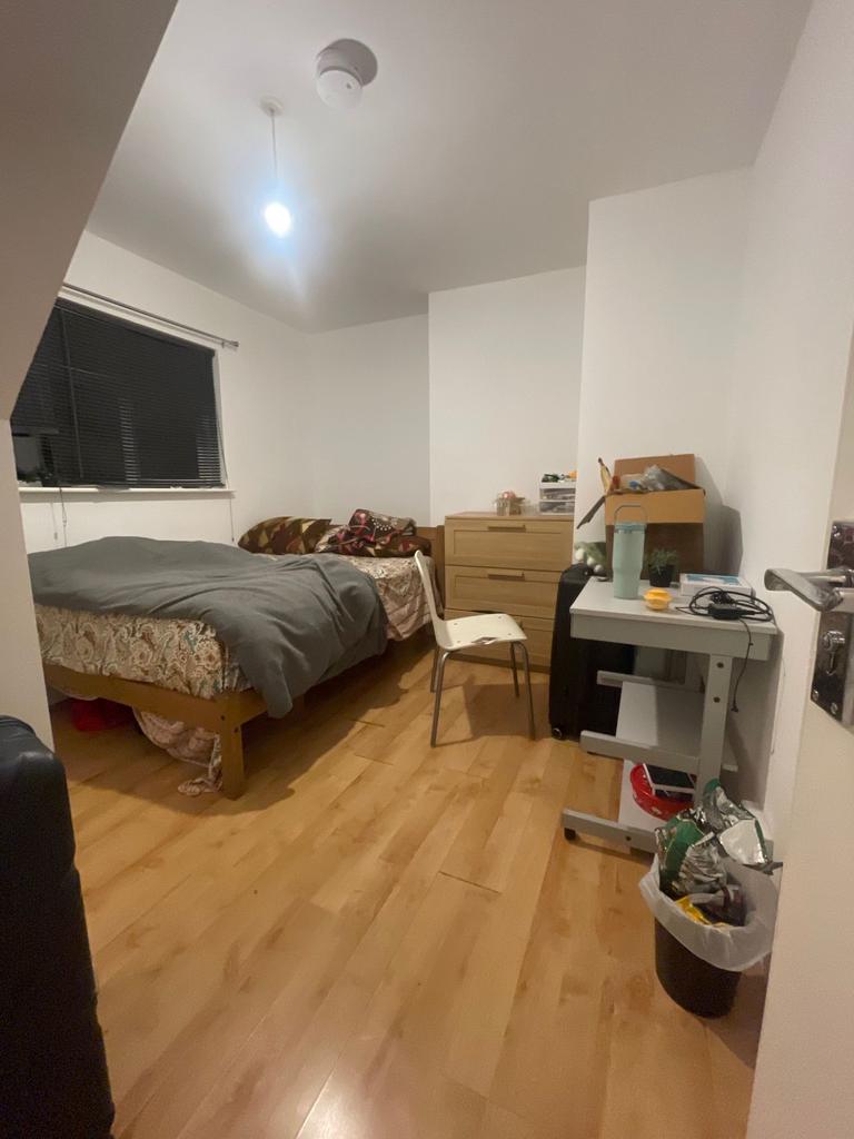Bright, simply furnished double bedroom with wo...