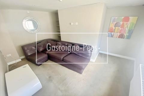 1 bedroom in a house share to rent, Portsmouth Road, Guildford, GU2