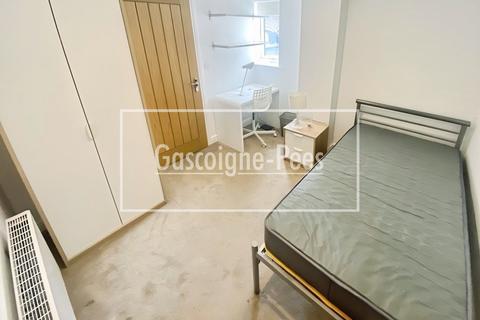 1 bedroom in a house share to rent, Portsmouth Road, Guildford, GU2