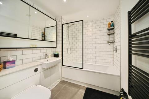 2 bedroom flat to rent, Beaufort Square, London, NW9
