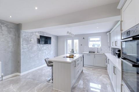 3 bedroom terraced house for sale, Upminster Road North, Rainham RM13