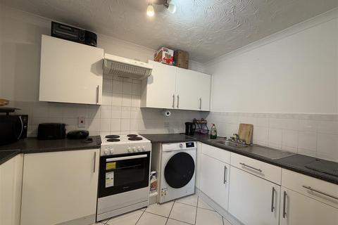 2 bedroom flat to rent, Harrier Way, London
