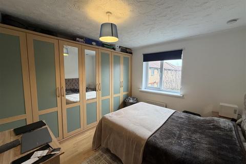 2 bedroom flat to rent, Harrier Way, London